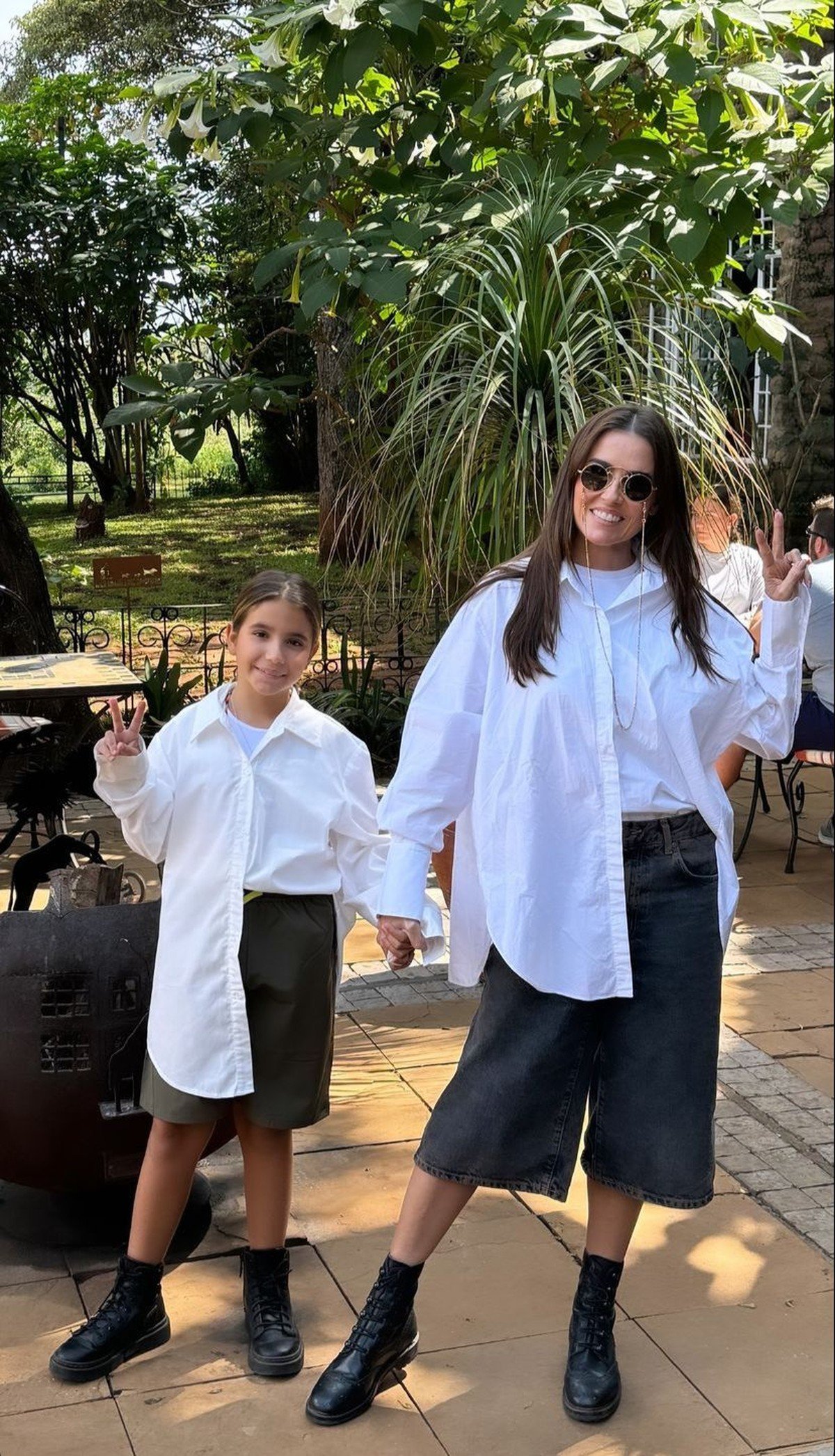 Deborah Secco combina look com a filha durante viagem pelo Quênia