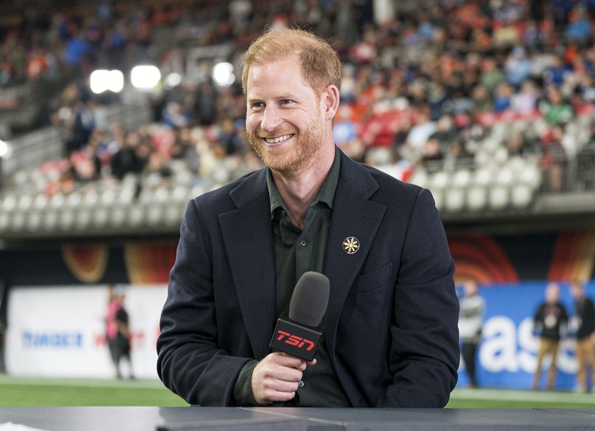 Mulher corre nua em campo durante campeonato Grey Cup com príncipe Harry presente | Celebridades