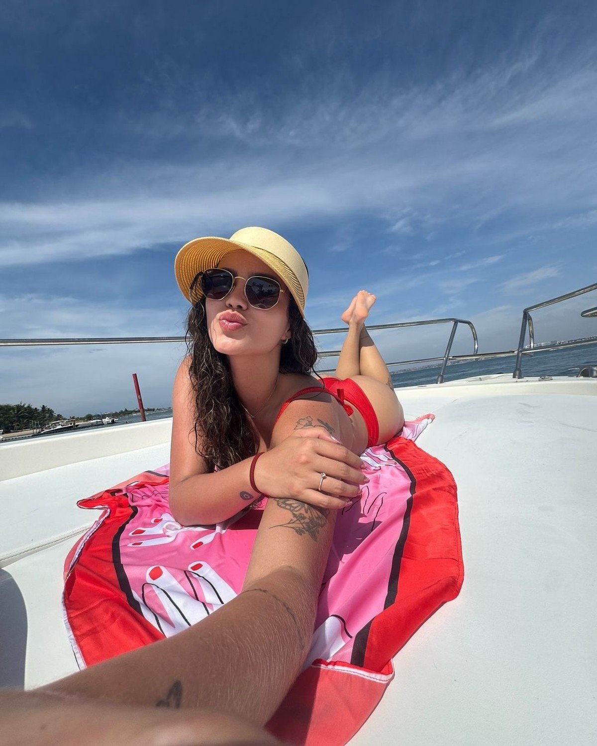 Suzanna Freitas faz charme ao posar para foto durante passeio de barco em Angola | Celebridades