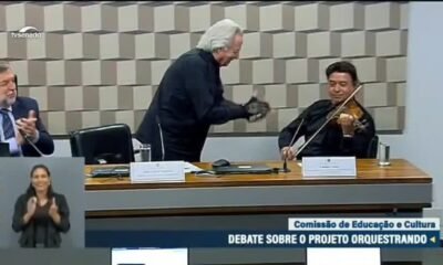 Maestro João Carlos Martins dá pequena ‘aula de música’ no Senado; veja vídeo | Política