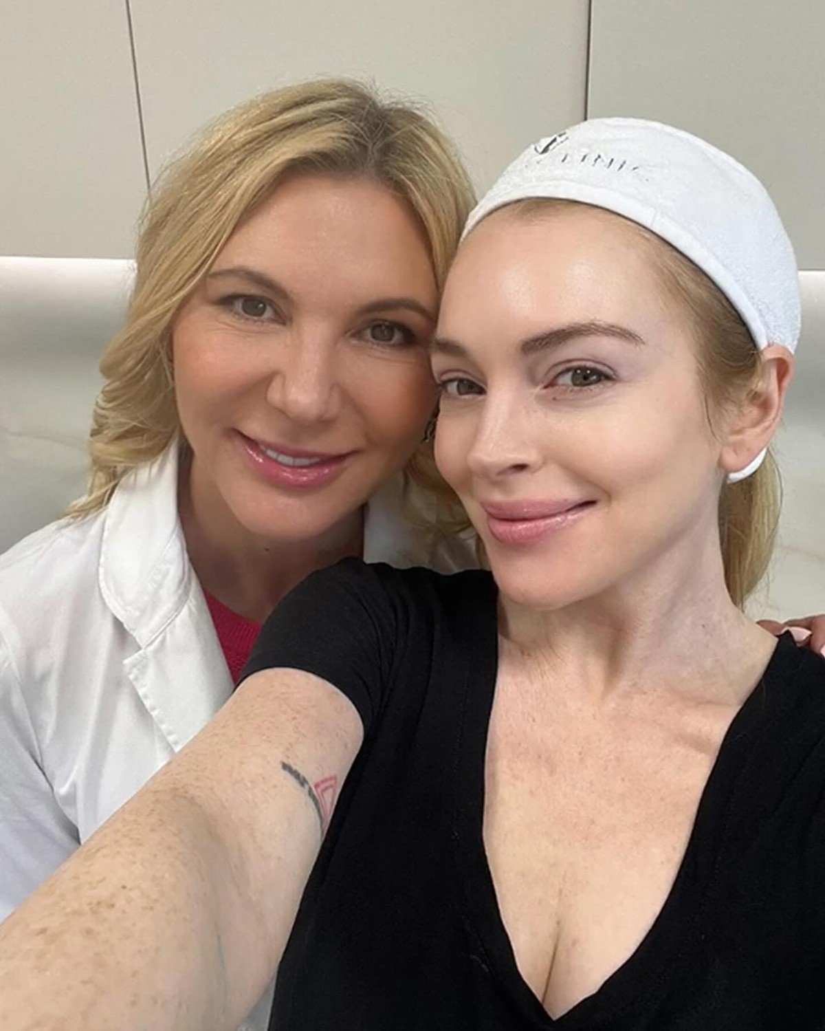 Lindsay Lohan exibe pele luminosa em selfie com sua dermatologista em Dubai | Celebridades