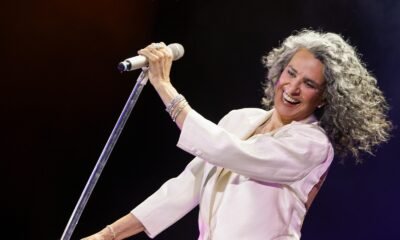 Simone está bem na foto de álbum ao vivo que eterniza a felicidade do show dos 50 anos de carreira da cantora | Blog do Mauro Ferreira