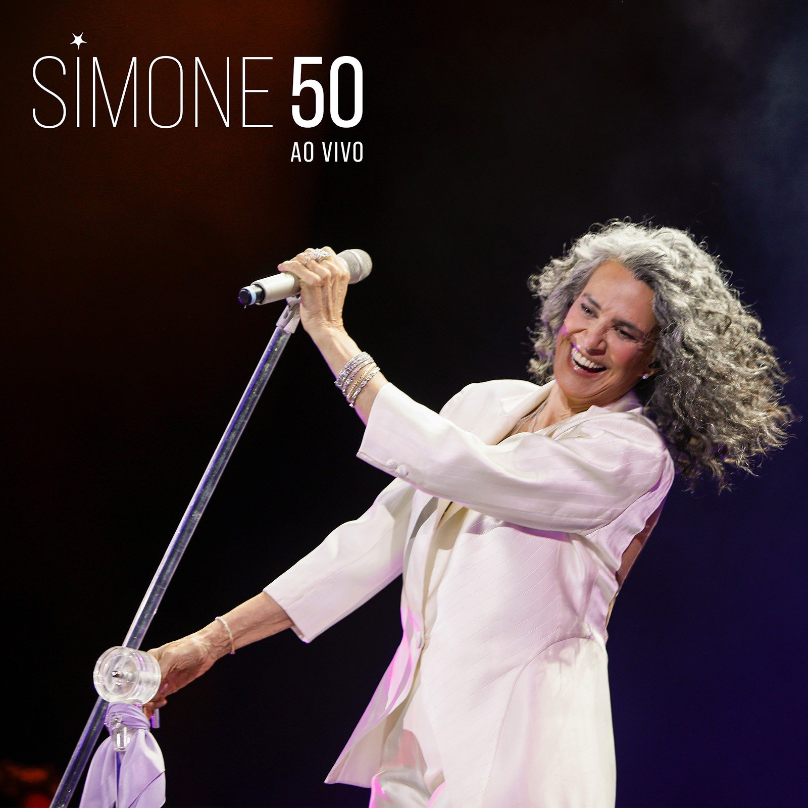 Simone está bem na foto de álbum ao vivo que eterniza a felicidade do show dos 50 anos de carreira da cantora | Blog do Mauro Ferreira