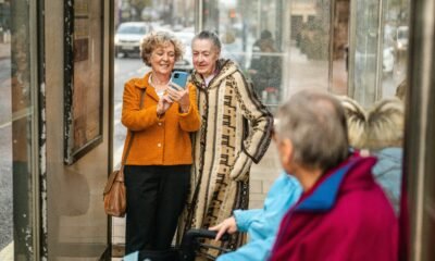 Etarismo em Foco: Pesquisa Britânica Revela Preconceitos Contra Maiores de 50 na Moda, Carreira e Tecnologia