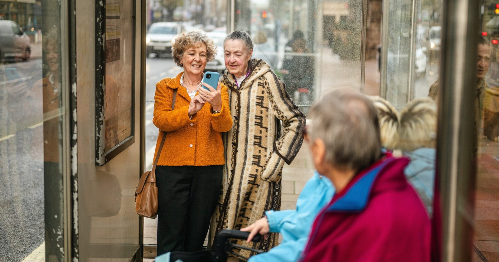 Etarismo em Foco: Pesquisa Britânica Revela Preconceitos Contra Maiores de 50 na Moda, Carreira e Tecnologia Etarismo em Foco: Pesquisa Britânica Revela Preconceitos Contra Maiores de 50 na Moda, Carreira e Tecnologia