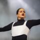 Rosalía Interrompe Show em Milão: Intoxicação Alimentar Abala Apresentação e Gira Mundial da Cantora