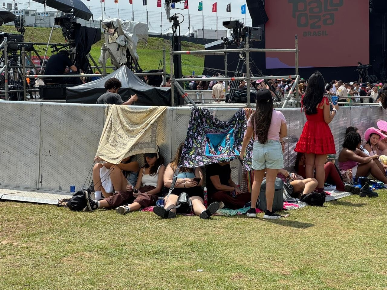 Lollapalooza 2026: Calor, Filas e Estrelas Marcam o Primeiro Dia do Festival em São Paulo