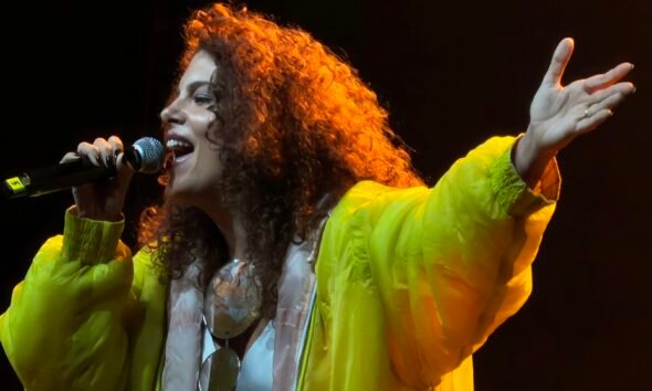 Céu Celebra 20 Anos de Carreira e Álbum de Estreia com Emocionante Show no Rio de Janeiro