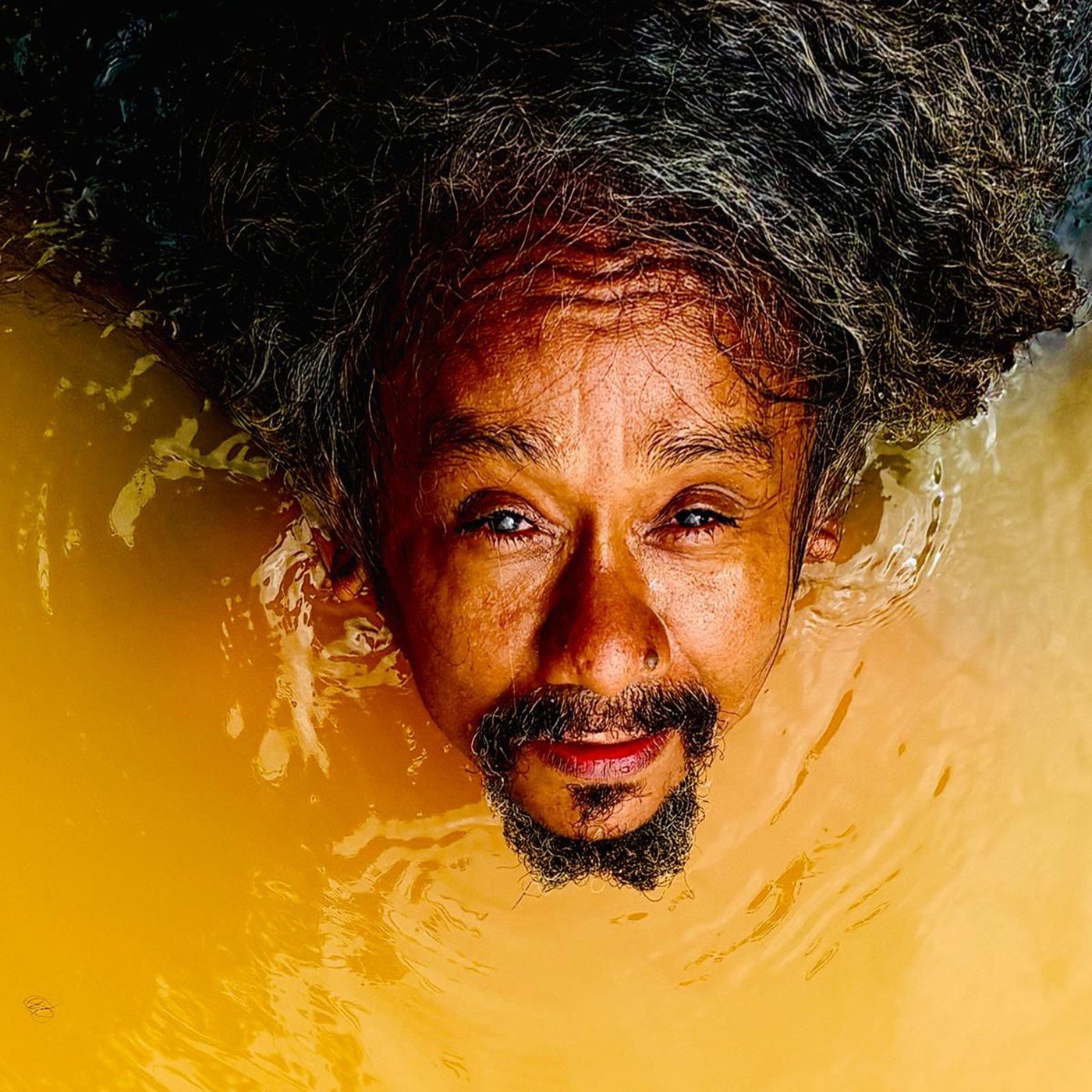 Chico César Lança ‘Fofo’: Diálogo com a Juventude em Voz, Violão e Experimentalismo