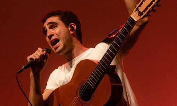 Zeca Veloso Brilha no Show ‘Boas Novas’ Com Repertório Versátil e Presença Cênica
