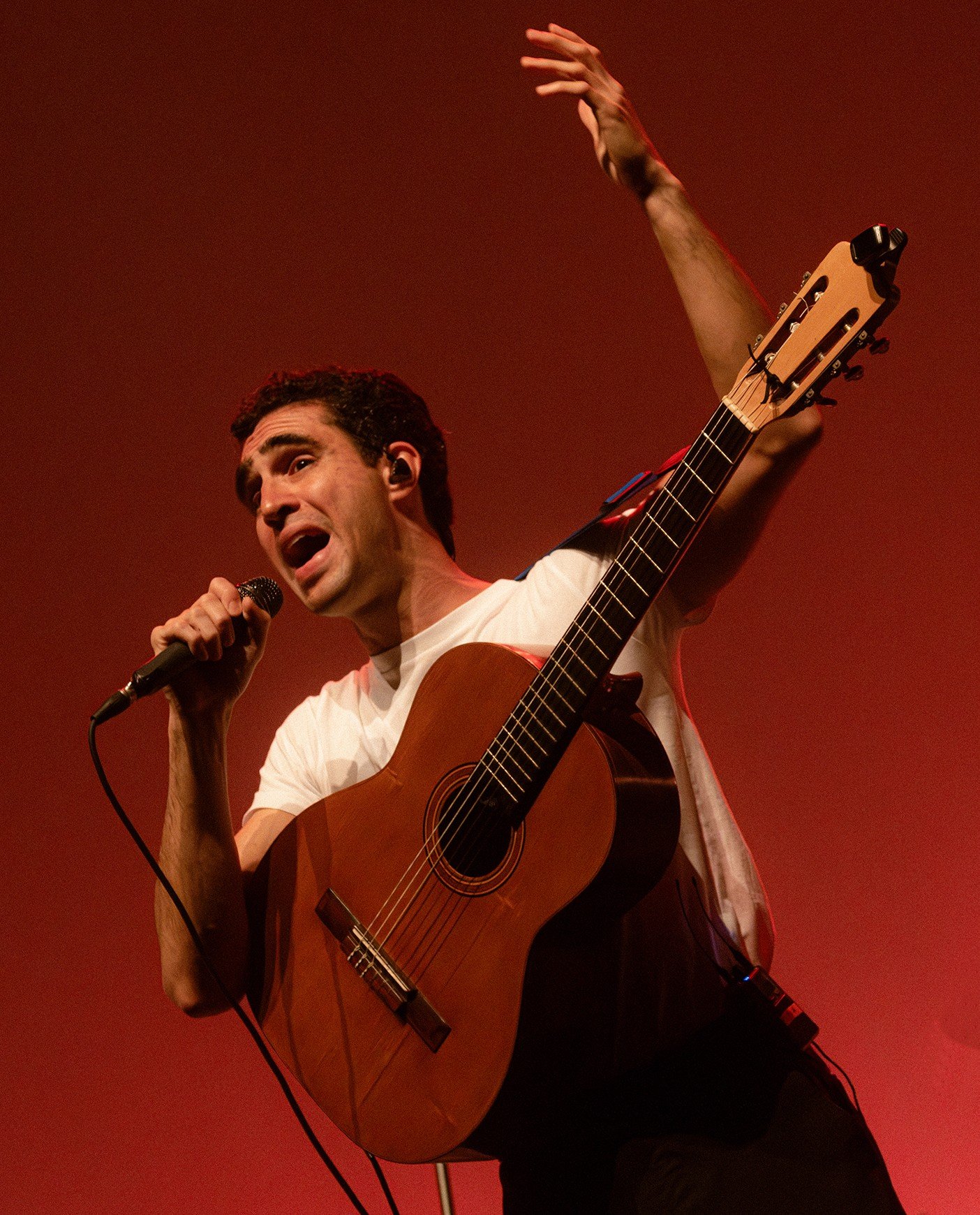 Zeca Veloso Brilha no Show ‘Boas Novas’ Com Repertório Versátil e Presença Cênica