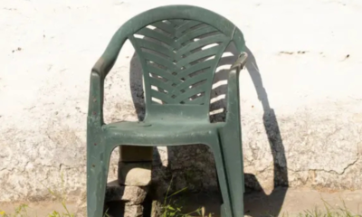 Cadeira Monobloco: Da Ubiquidade Global à Inspiração de Bad Bunny – Uma Análise Cultural e Histórica no Cenário do Entretenimento e Design