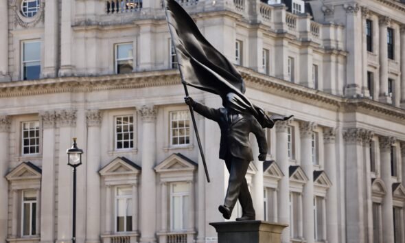Londres Mantém Estátua de Banksy no The Mall e Acolhe Obra de Arte Pública