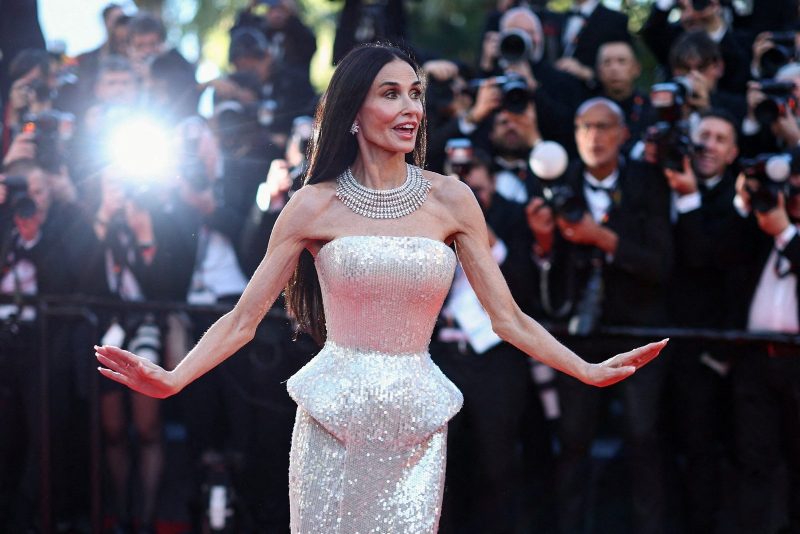 Demi Moore e a IA em Cannes: Desafios e Futuro da Sétima Arte Global Demi Moore e a IA em Cannes: Desafios e Futuro da Sétima Arte Global