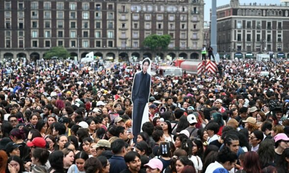 BTS no México: 50 Mil Fãs Se Reúnem para Encontrar o Grupo em Frente ao Palácio Presidencial