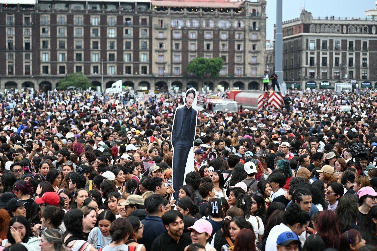BTS no México: 50 Mil Fãs Se Reúnem para Encontrar o Grupo em Frente ao Palácio Presidencial