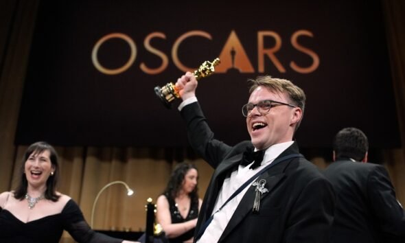 Estatueta do Oscar de Diretor Russo é Localizada Após Incidente em Voo