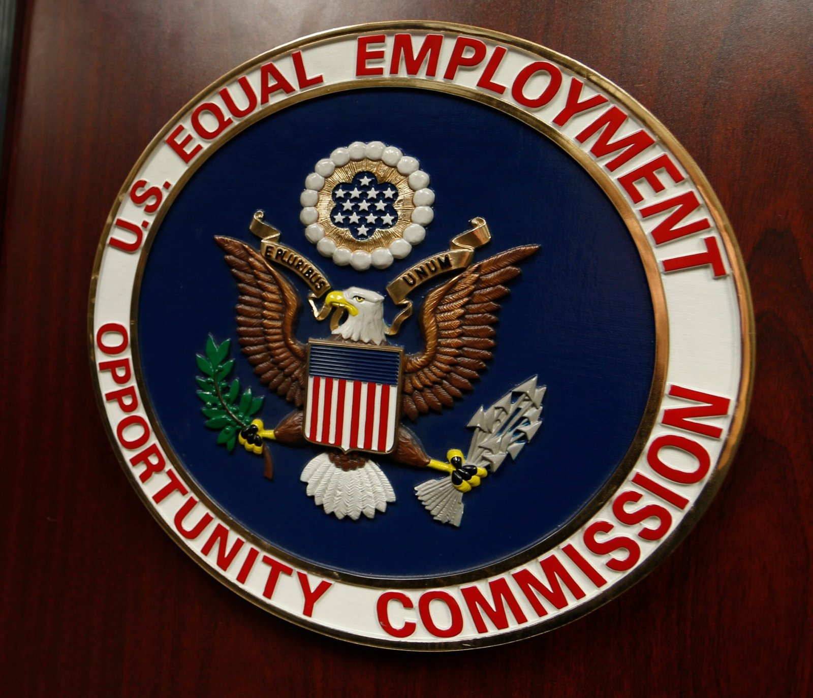 EEOC Processa The New York Times por Suposta Discriminação Reversa