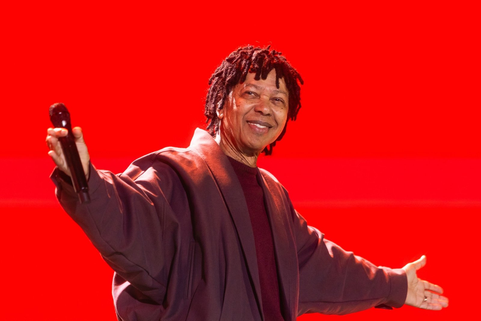 Djavan: Turnê de 50 Anos Surpreende com ‘Lados B’ em Roteiro de Sucessos