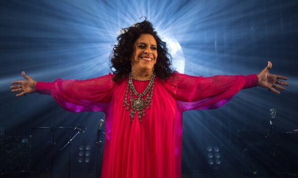 Álbum Póstumo de Gal Costa Revela a Luz Celestial de Show Íntimo de Voz e Violão