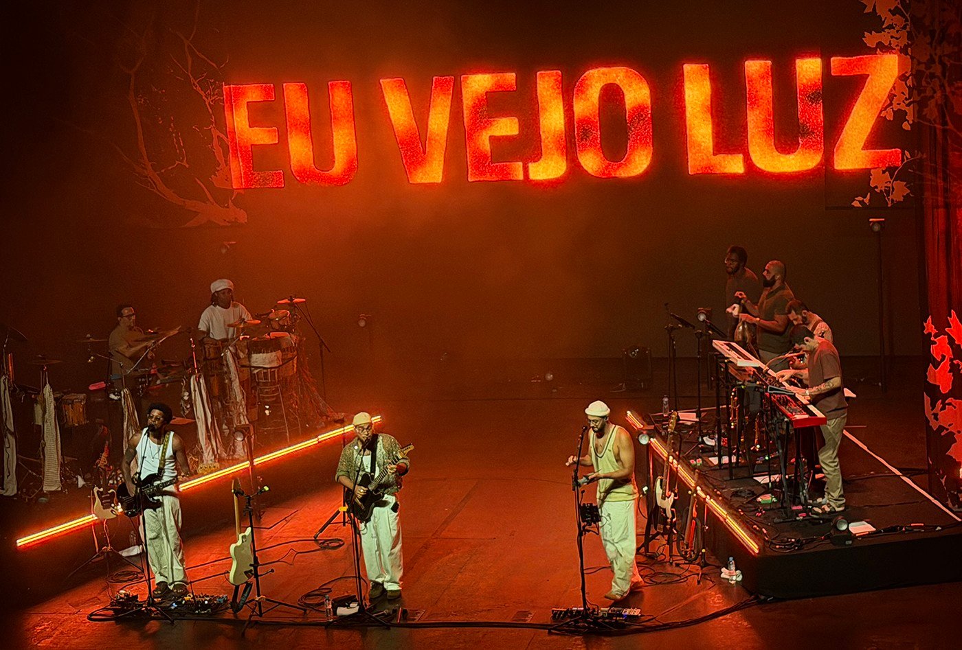 Gilsons: A Evolução Musical e a Conexão com o Público na Turnê ‘Eu Vejo Luz’