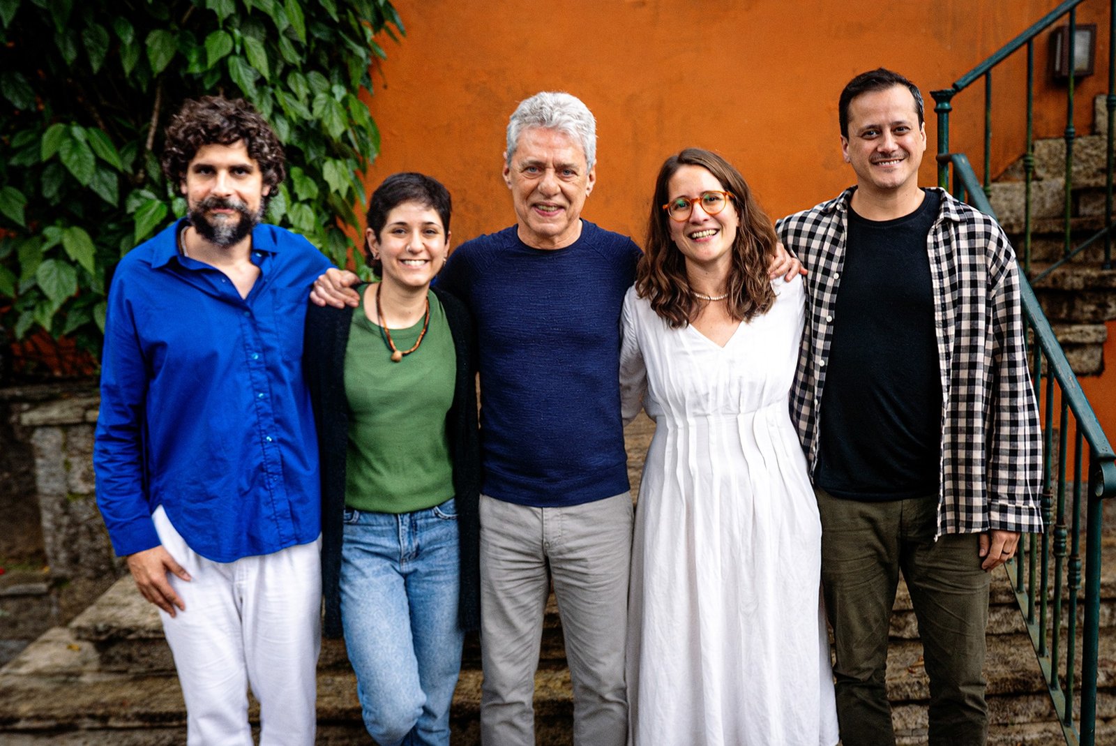 Chico Buarque Impulsiona Álbum dos Escafandristas com Sua Obra e Colaborações Marcantes