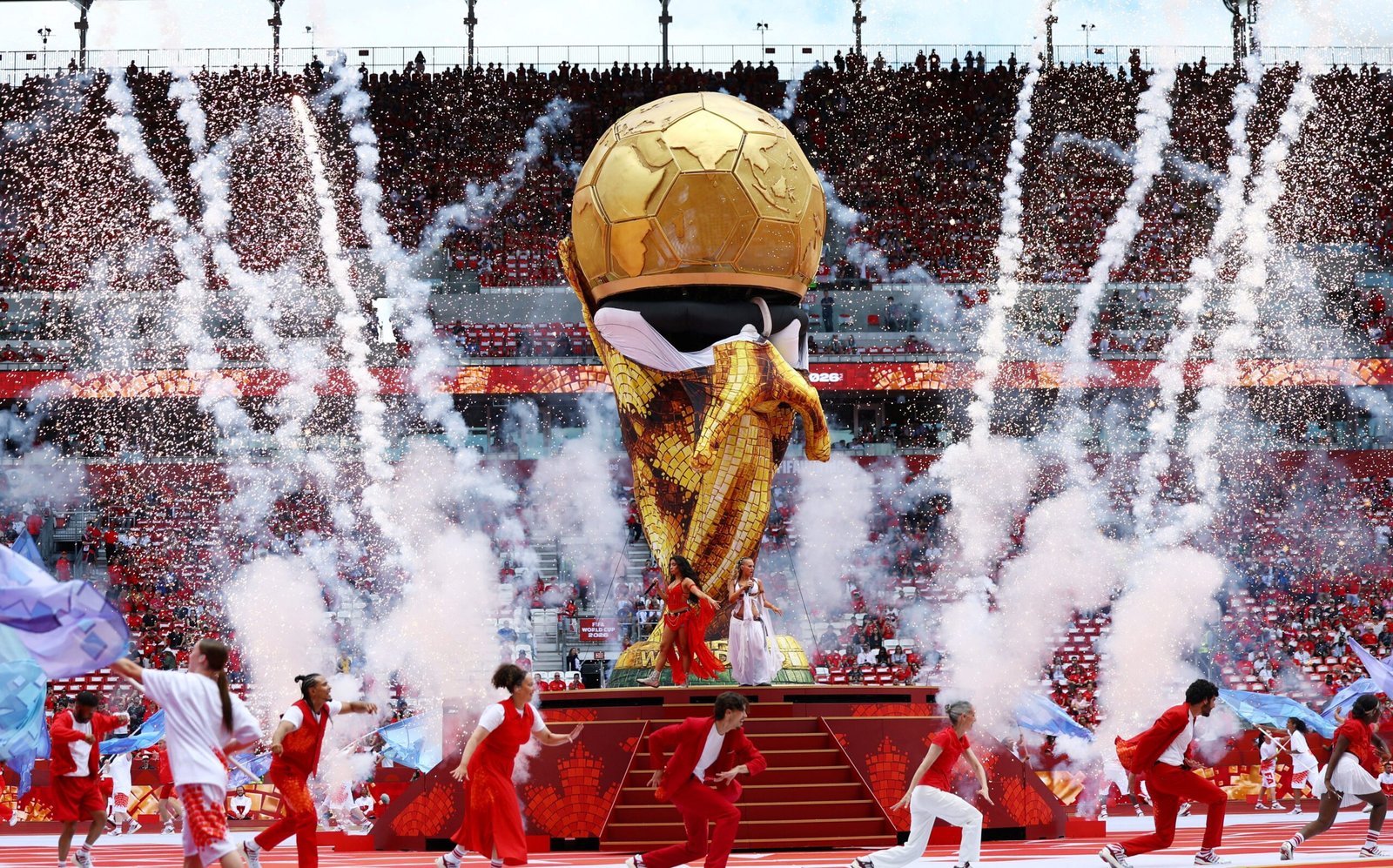 Copa do Mundo no Canadá: Cerimônia de Abertura Marca Incidente com Taça Gigante e Destaques Musicais Copa do Mundo no Canadá: Cerimônia de Abertura Marca Incidente com Taça Gigante e Destaques Musicais