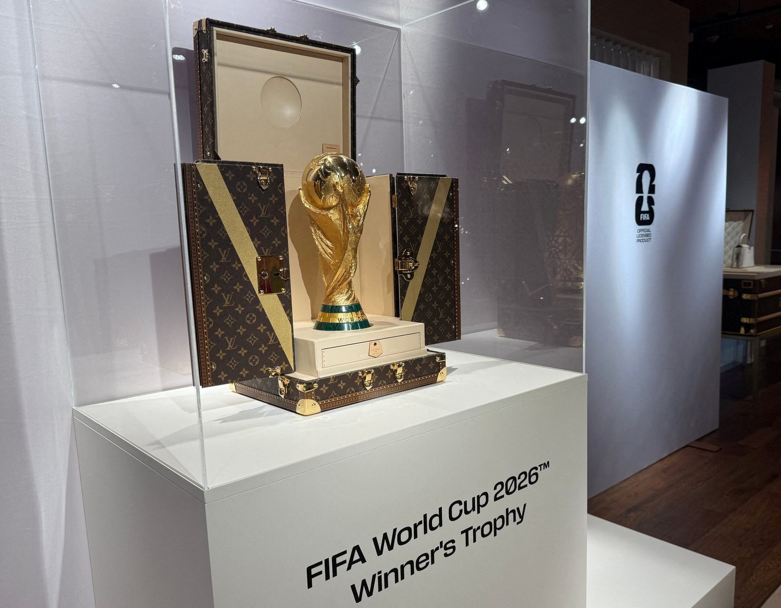 Louis Vuitton e FIFA: O Luxuoso Baú da Taça da Copa do Mundo 2026 em Destaque Louis Vuitton e FIFA: O Luxuoso Baú da Taça da Copa do Mundo 2026 em Destaque