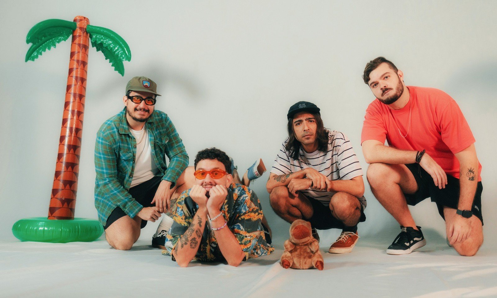 Melton Sello Lança ‘Opa!’: Álbum de Estreia da Banda Carioca Após Oito Anos Melton Sello Lança ‘Opa!’: Álbum de Estreia da Banda Carioca Após Oito Anos