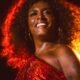 Liniker Brilha na Turnê ‘Bye bye Caju’, Consolidando Carreira Pop Autêntica
