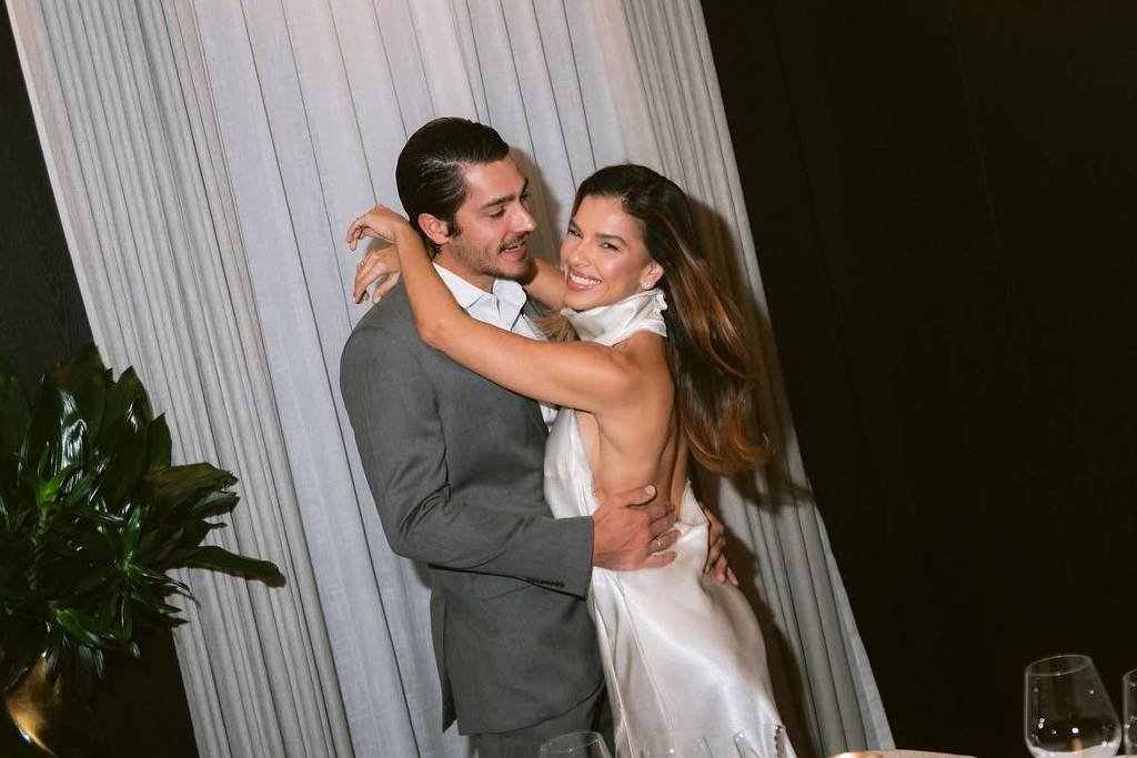 Mariana Rios e Juca Diniz Celebram Noivado em Jantar Íntimo Mariana Rios e Juca Diniz Celebram Noivado em Jantar Íntimo