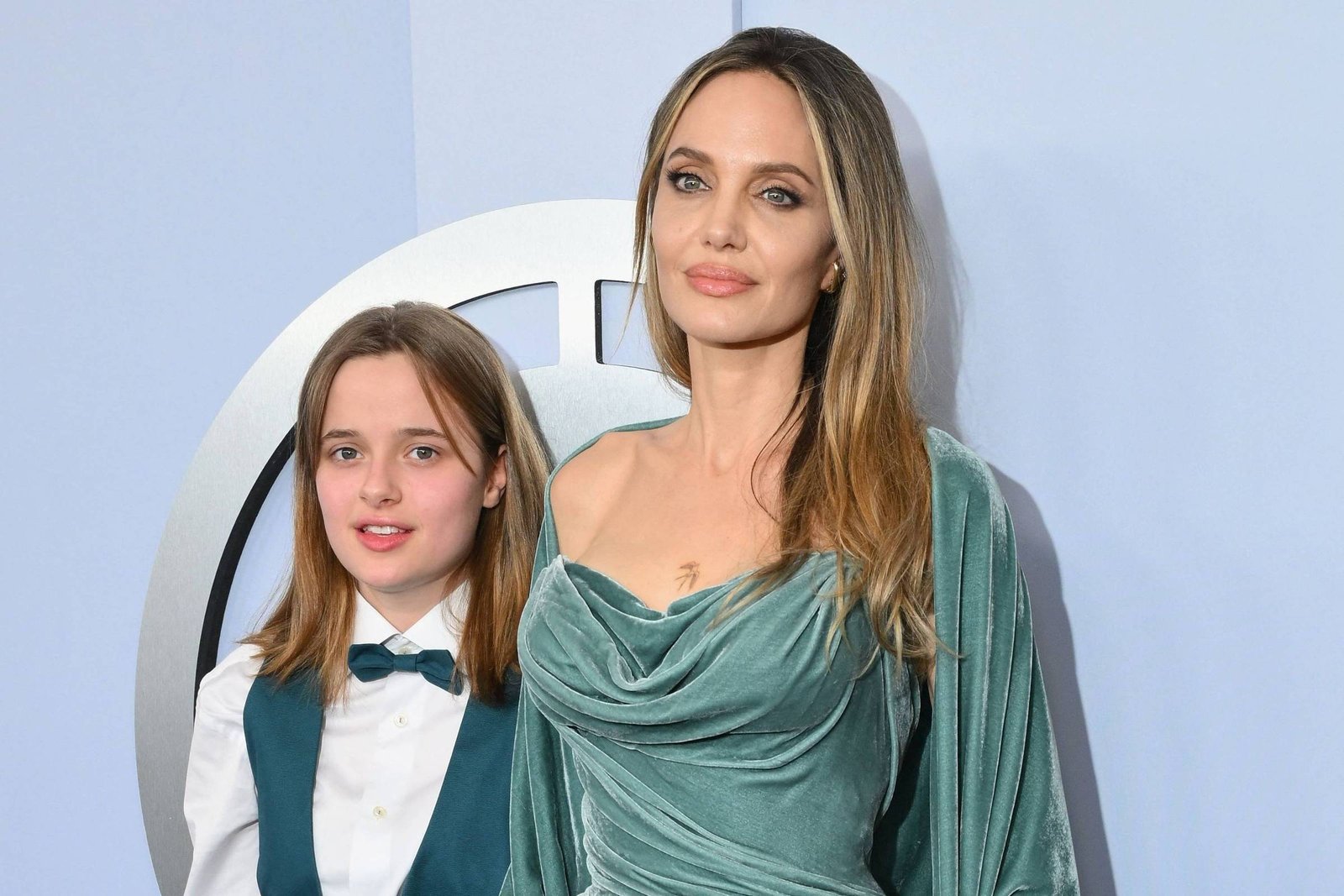 Vivienne Jolie-Pitt: Filha de Brad Pitt e Angelina Jolie Avança em Pedido de Mudança de Sobrenome Vivienne Jolie-Pitt: Filha de Brad Pitt e Angelina Jolie Avança em Pedido de Mudança de Sobrenome
