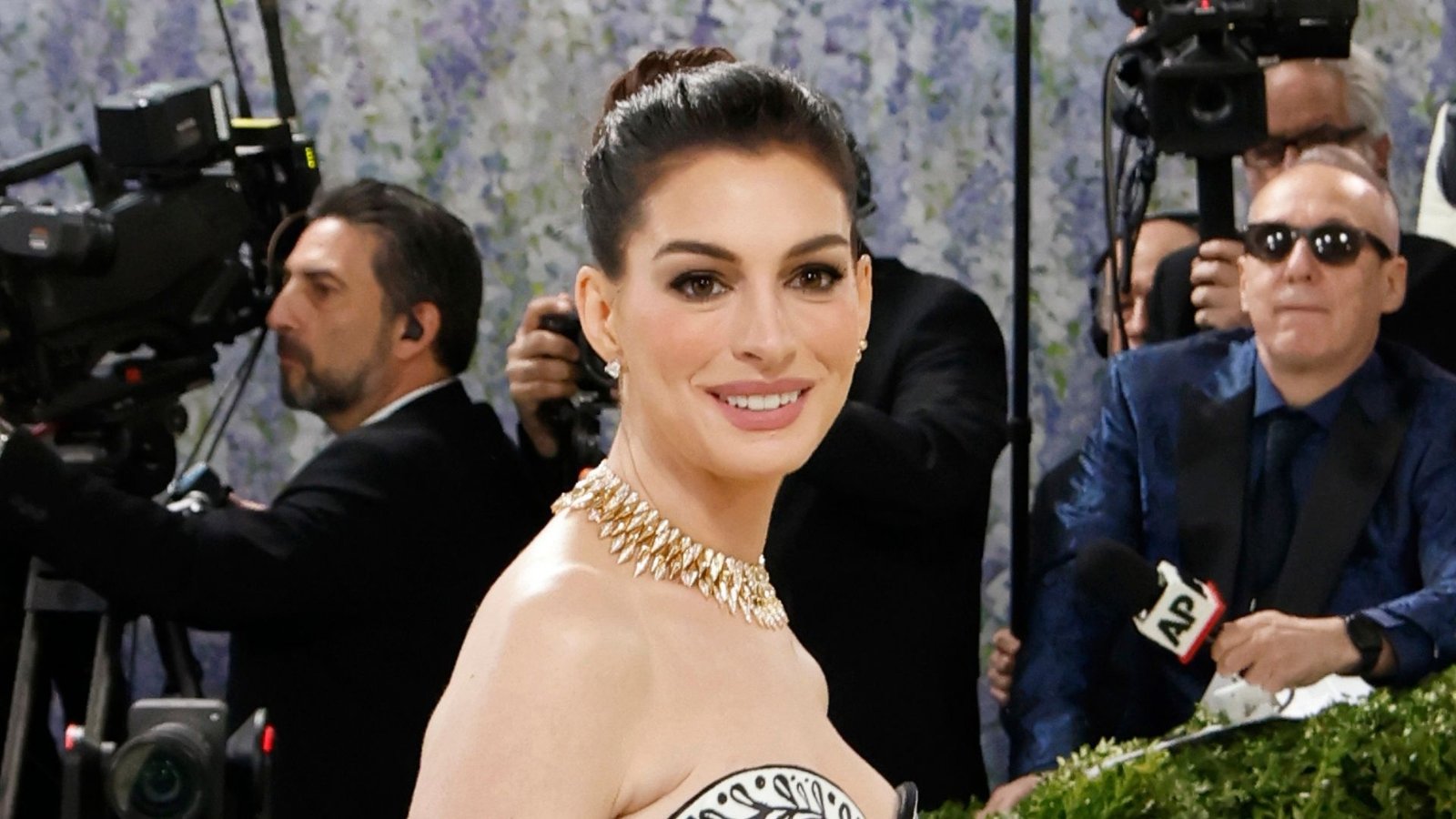 Anne Hathaway: A Sátira do The Onion e a Ascensão de Uma Carreira Prolífica Anne Hathaway: A Sátira do The Onion e a Ascensão de Uma Carreira Prolífica