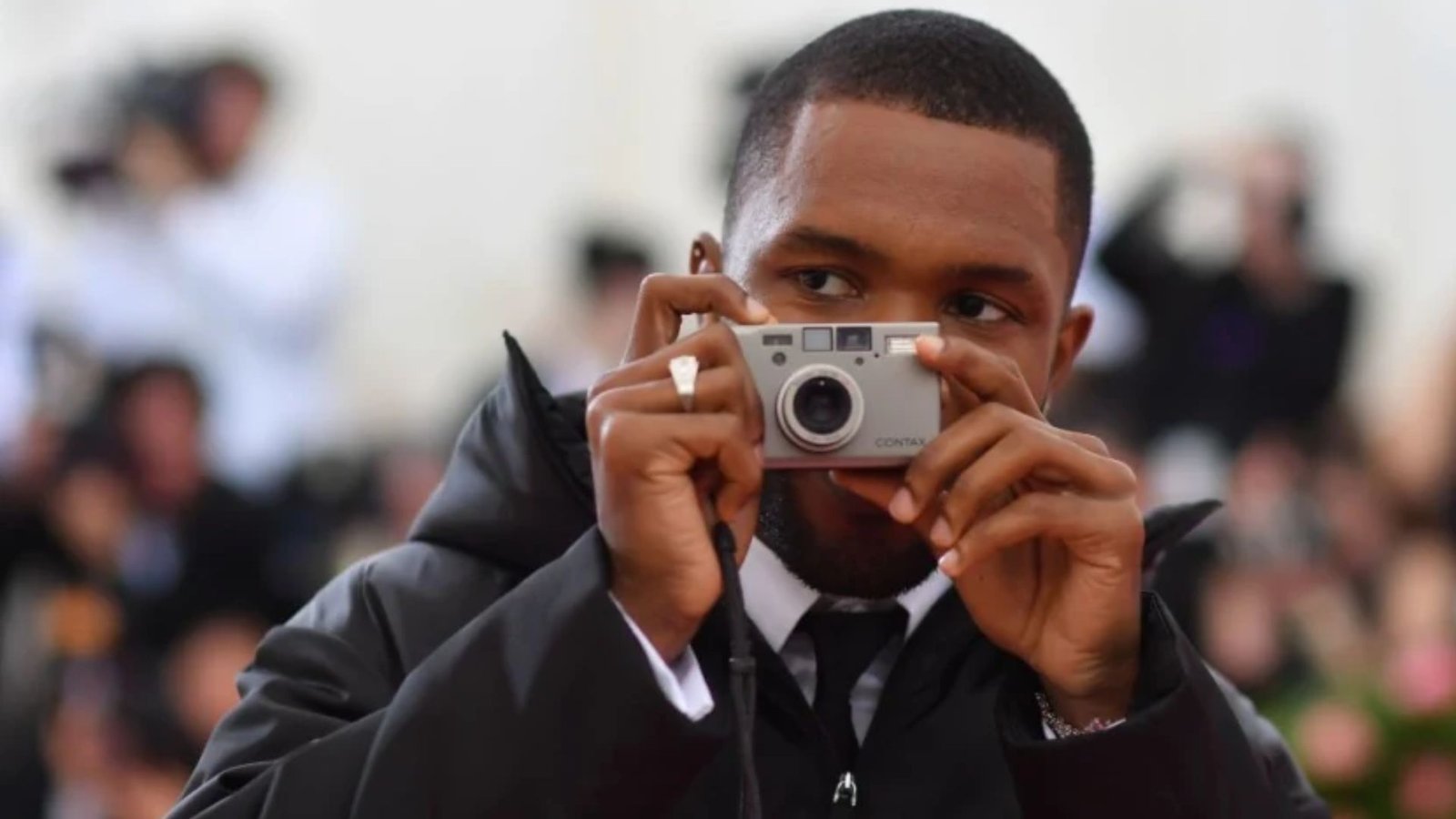 Frank Ocean: Uma Década de ‘Blonde’ Redefinindo o R&B e a Cultura Pop