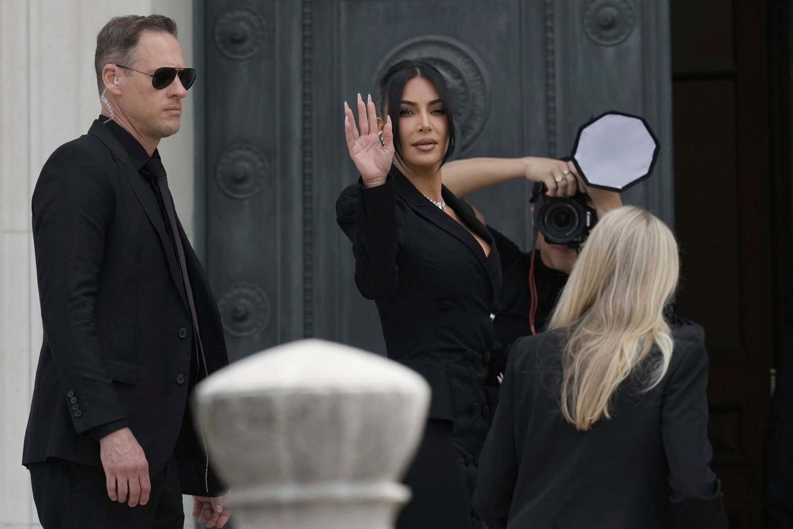 Kim Kardashian: Indenização Simbólica de 1 Euro Pelo Roubo de Joias em Paris