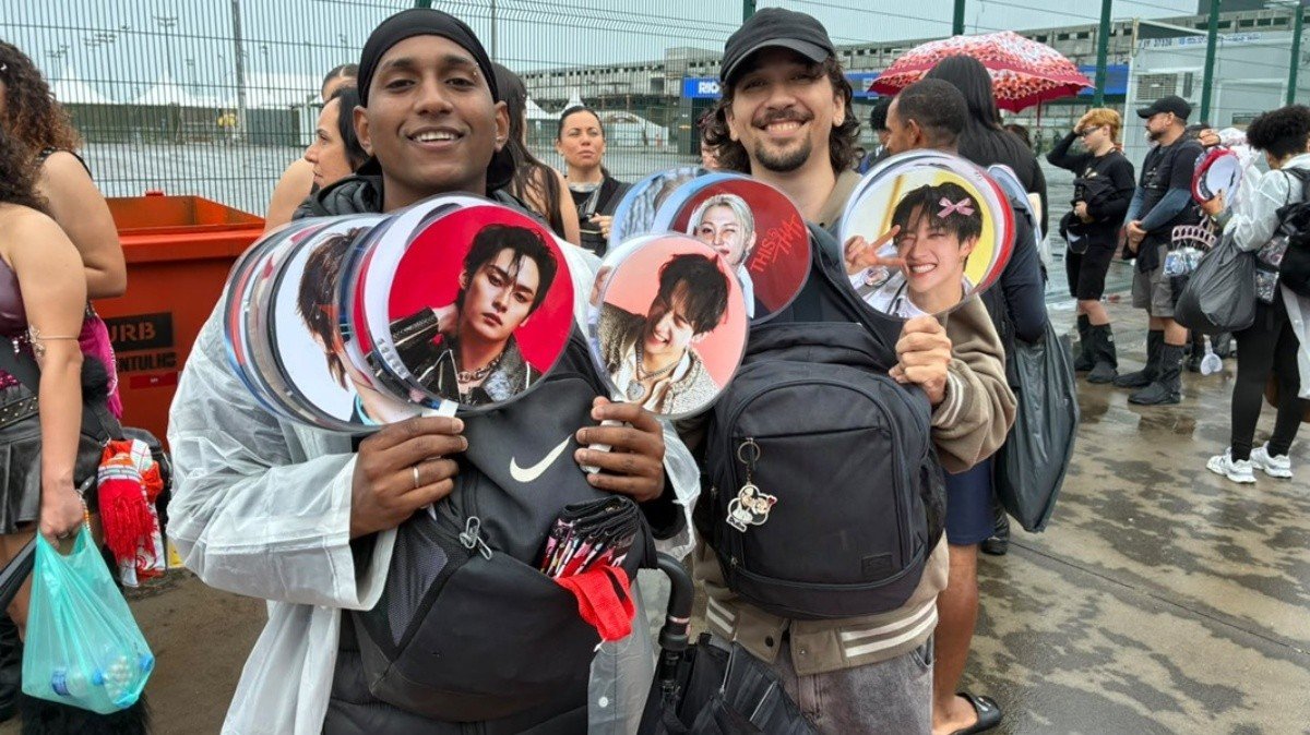 Comércio Ambulante Prospera com Fãs de K-pop em Grandes Eventos de Música