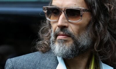 Julgamento de Russell Brand: Mulher Detalha Suposto Estupro e Relata ‘Fechei os Olhos e Tentei Não Estar Ali’