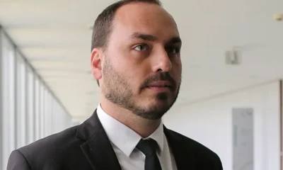 Declaração de Carlos Bolsonaro Após ‘Fuga’ de Irmão Gera Repercussão Política