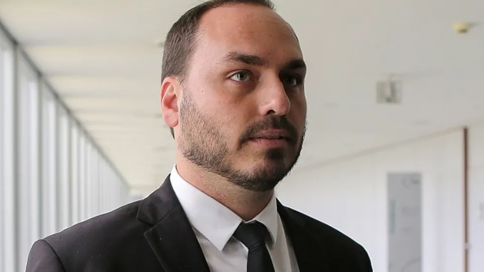 Declaração de Carlos Bolsonaro Após ‘Fuga’ de Irmão Gera Repercussão Política