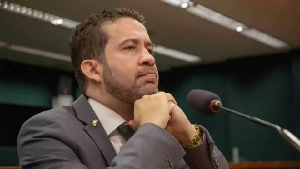 Declaração de Janones Incendeia Debate: O Enigma de Mariana