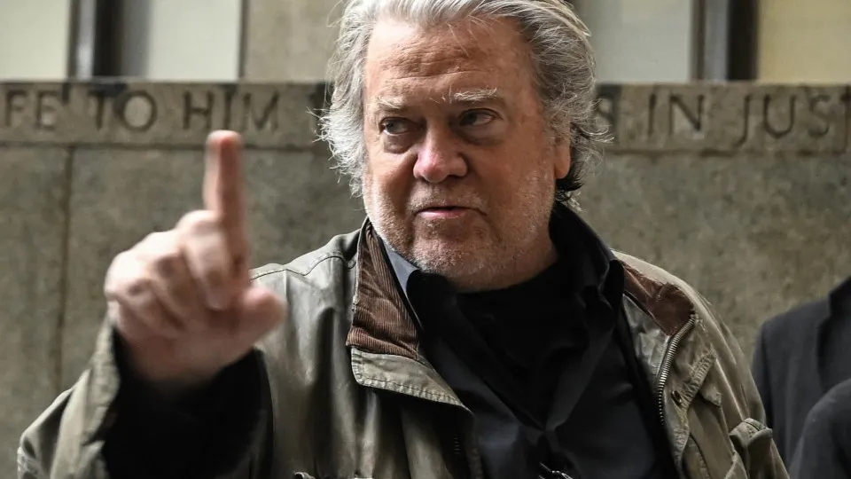 Steve Bannon Pede a Trump que Isole Governo Lula e Celebra Influência de Flávio Bolsonaro Steve Bannon Pede a Trump que Isole Governo Lula e Celebra Influência de Flávio Bolsonaro