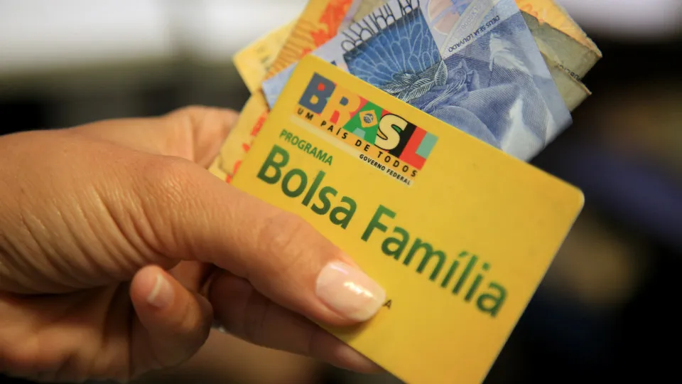 Bolsa Família: Entre Promessas Eleitorais e Condicionalidades de Trabalho Bolsa Família: Entre Promessas Eleitorais e Condicionalidades de Trabalho