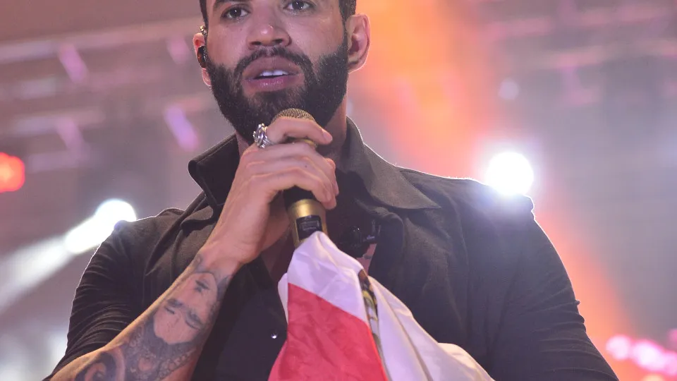 Decisão Judicial: Gusttavo Lima Indenizará Fã Expulsa de Show por Gesto Político Decisão Judicial: Gusttavo Lima Indenizará Fã Expulsa de Show por Gesto Político