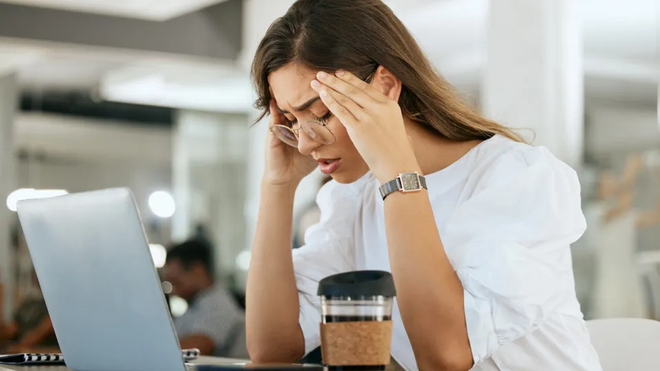 Sinais Disfarçados: Hábitos Inofensivos que Revelam Níveis Elevados de Ansiedade Sinais Disfarçados: Hábitos Inofensivos que Revelam Níveis Elevados de Ansiedade