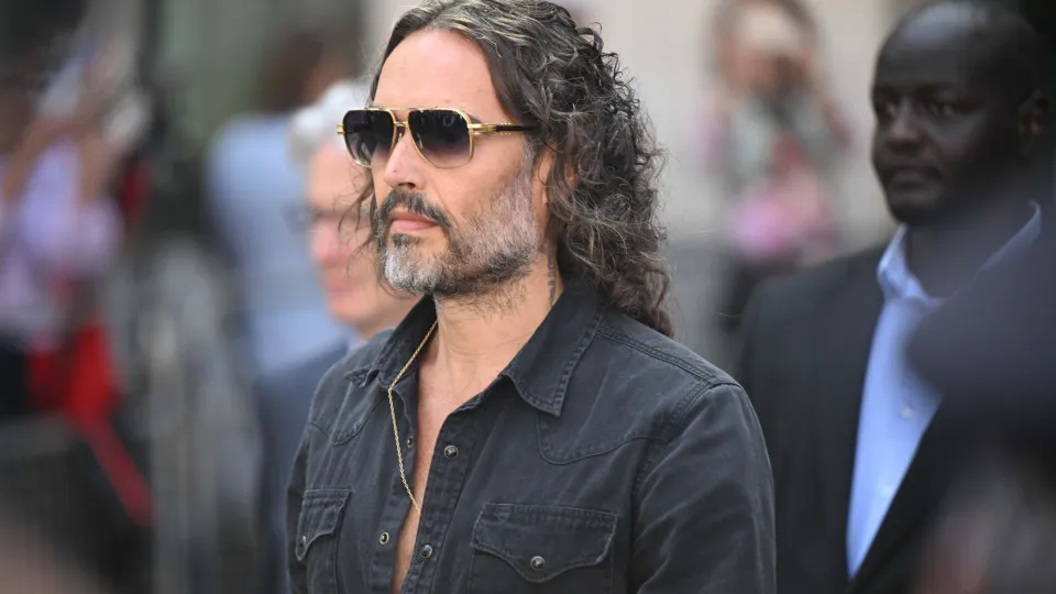 Julgamento de Russell Brand Começa no Reino Unido: Reflexos no Entretenimento e na Sociedade Julgamento de Russell Brand Começa no Reino Unido: Reflexos no Entretenimento e na Sociedade