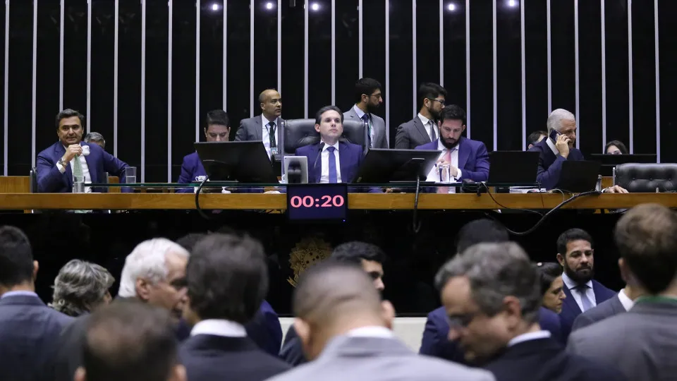 Cenário Político: Centrão Reconhece Vitória de Lula e Isola Flávio Bolsonaro
