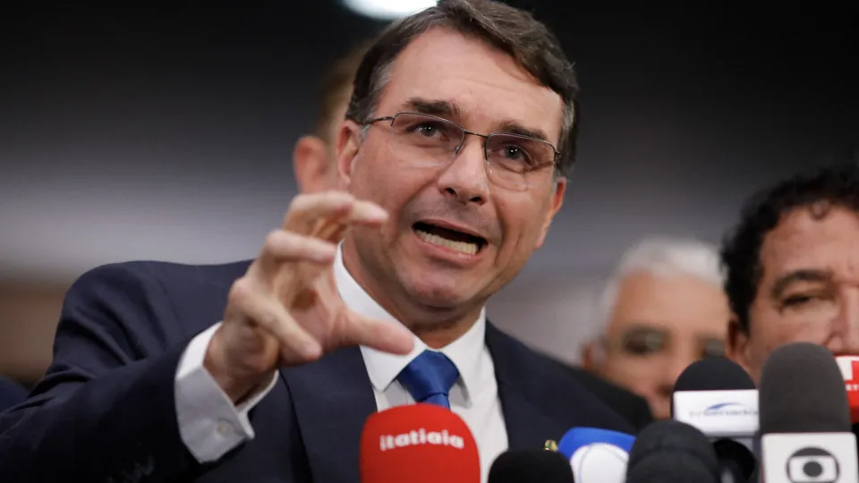 Escândalo Master: Políticos Envolvidos Contornam Crise Financeira e Conquistam Mandatos