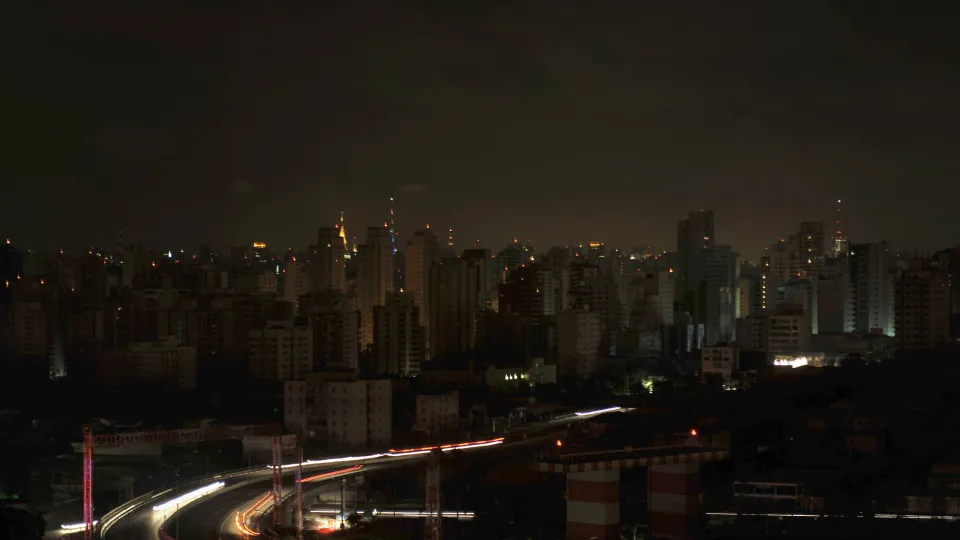 Multa de R$ 11,4 Milhões à Enel: Prefeitura de SP Mantém Sanção por Apagões Referentes a 2025
