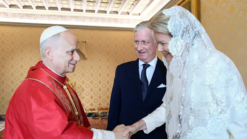 O Privilégio do Branco: O Exclusivo Círculo de Sete Mulheres na Presença do Papa O Privilégio do Branco: O Exclusivo Círculo de Sete Mulheres na Presença do Papa
