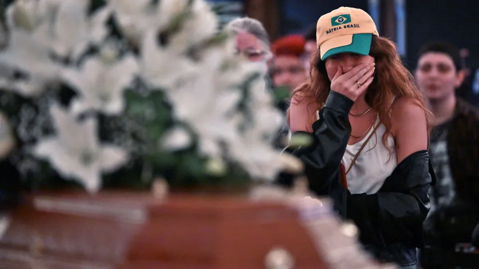 Etiqueta e Comportamento em Cerimônias Fúnebres: Guia para Demonstrar Respeito e Evitar Gafes Etiqueta e Comportamento em Cerimônias Fúnebres: Guia para Demonstrar Respeito e Evitar Gafes